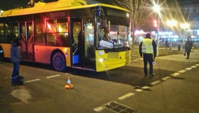 Учора ввечері тролейбус збив трьох школярок