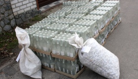 На Полтавщині знайшли одразу 1200 пляшок фальсифікованого алкоголю, готового до продажу