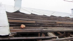 Із даху Кадетського корпусу чоловік намагався зняти покрівлю, щоб здати на металобрухт