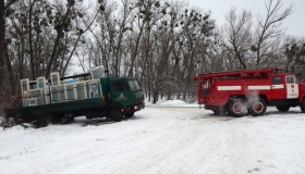 У Гадячі діставали вантажівку зі склом зі снігового замету. ВІДЕО