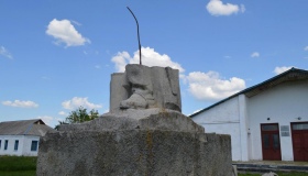 На Полтавщині досі не демонтували погруддя Леніну і пам'ятник Котовському