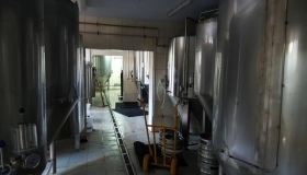 На Полтавщині знайшли підпільну пивоварню, де виробляли фальсифіковане пиво - тисячі літрів