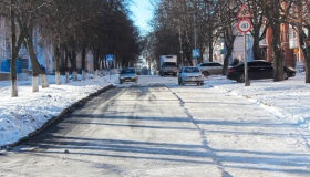 Комунальники міста звітують, що прибирають дороги від снігу