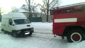 На Полтавщині в заметах застрягають легковики, мікроавтобуси та вантажівки