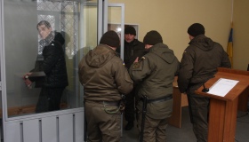 В Октябрському райсуді Полтави керівник конвойної роти поліції перешкоджав фотозйомці та вигнав журналістів із зали суду
