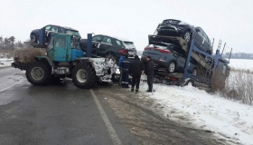 На Полтавщині з дороги злетіла вантажівка з елітними позашляховиками