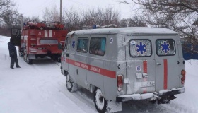 На Полтавщині в снігу застрягла швидка на виклику