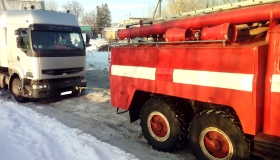 Проблема не вирішується: рятувальники знову витягали швидку зі снігу
