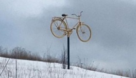 У райцентрі на Полтавщині встановили пам'ятник велосипедові