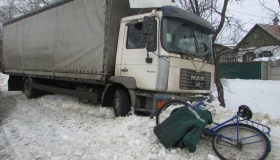 На Полтавщині фура збила жінку на велосипеді