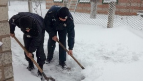 На Полтавщині навіть поліціянти допомагають чистити сніг. І постять відповідні фото