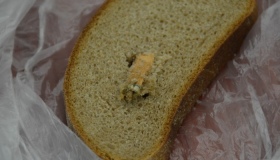 У Полтаві жінка знайшла недопалок у хлібині
