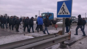 Колишні міліціонери вирішили похуліганити: під Полтавою перекрили трасу Київ-Харків