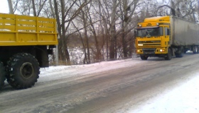 На Полтавщині вісім вантажівок не могли виїхати на гору без допомоги