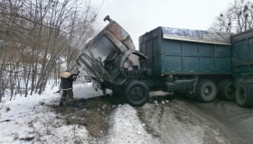 На Полтавщині прямо на дорозі загорілася вантажівка