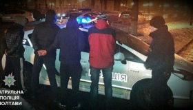 Цієї ночі четверо молодиків "загриміли" до поліції за те, що відібрали у чоловіка "Нокію" і сто гривень