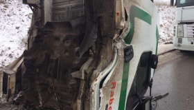 На трасі Київ-Харків на Полтавщині в аварії розірвало вантажівку