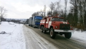 За минулу добу на дорогах Полтавщини застрягли "всього" дві вантажівки
