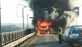У Кременчуці на мосту згоріла машина