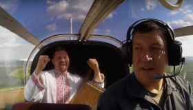 Лубенський бандурист піднявся в небо на літаку та заспівав гімн України. ВІДЕО