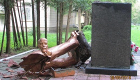 У Чорнухах уночі завалили чергові пам’ятники Леніну й Карлу Марксу