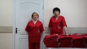 Центру екстреної медичної допомоги подарували сто комплектів літніх костюмів