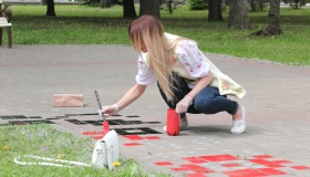 У Полтаві поруч із пам'ятником Шевченку бруківку розмалювали під вишиванку. ФОТО