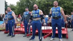 У Полтаві стронгмени підняли залізобетонний макет України вагою більше трьох тонн