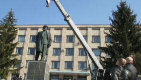 У Великій Багачці прибрали "складний" пам'ятник Леніну