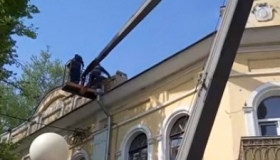 Рятувальники розбирають дах будівлі в центрі Полтави. ВІДЕО