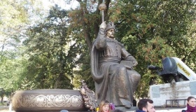 Пам'ятник Мазепі у Полтаві приїдуть відкривати Порошенко та Ющенко