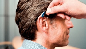 600 людей із вадами слуху досі не можуть отримати слухові апарати