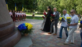 У Полтаві з нагоди 20-річчя Конституції поклали квіти до пам’ятника Мазепі
