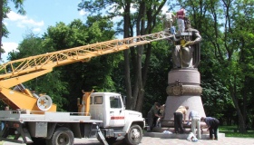 Полтавці самотужки відчищають пам'ятник Мазепі від фарби
