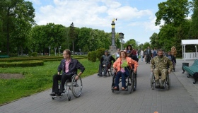 Депутати проїхалися містом на візках, щоб відчути проблеми осіб з обмеженими фізичними можливостями