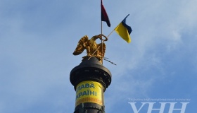 На Монументі Слави знову з'явилися жовто-блакитний та червоно-чорний прапори