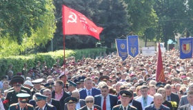 Під час урочистостей біля Вічного вогню ветерани відмовилися прибрати червоний прапор перемоги