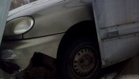 У Полтаві в результаті аварії автівка пробила паркан приватного подвір'я. ФОТО