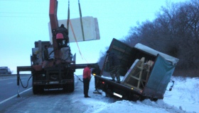 Напасть: на Полтавщині знову витягали вантажівку з кювету