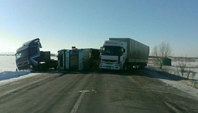 На Полтавщині зіткнулися дві вантажівки, одна - перекинулася