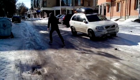 Полтавець проїхався на ковзанах нечищеною вулицею в центрі. ВІДЕО