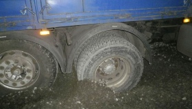 Уночі під Полтавою у вибоїнах на дорозі застрягла 65-тонна вантажівка