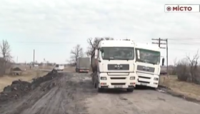 На Полтавщині через розбиті дороги й відлигу загрузають вантажівки. ВІДЕО