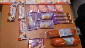 На Полтавщині жінка намагалася винести з магазину ковбасу та шоколадки. "Світить" до п'яти років