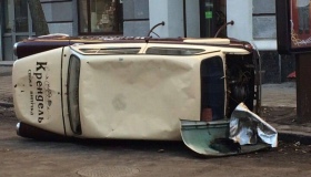 У Полтаві вандали розтрощили ретро-автомобіль