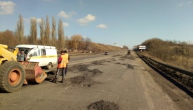 Дорожники звітують, що латають ями на основних дорогах Полтавщини
