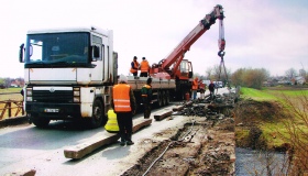 Аварійний міст в селі Селещина Машівського району розпочали ремонтувати