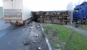 На трасі Київ-Харків зіткнулися три вантажівки