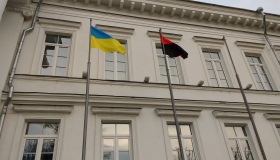 У Полтаві перед міськрадою замайорів ще один прапор. ВІДЕО