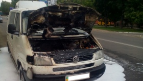 У Лубнах посеред вулиці загорілась автівка
